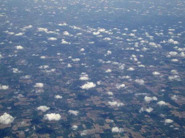 云漂浮在延伸缅因州的风景 房屋和道路上 — 图库照片