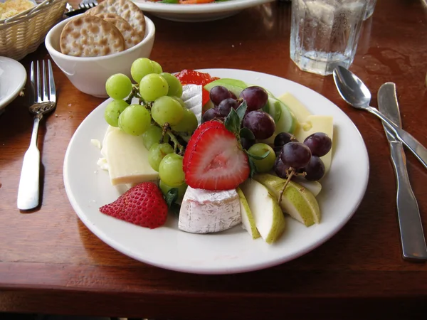 Assiette Fruits Fromage Sur Table Avec Des Craquelins Verre Eau — Photo