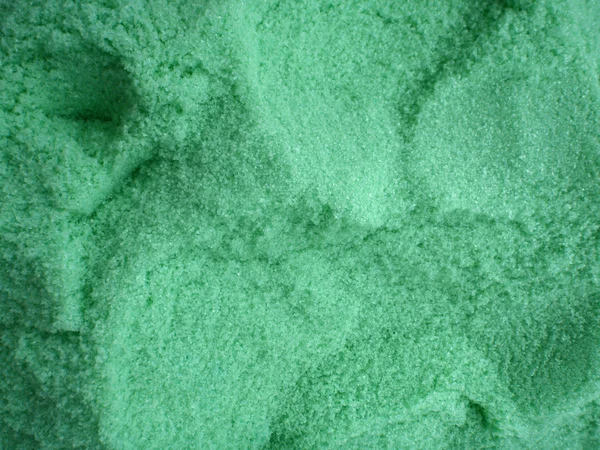 Yeşil banyo tuzu ile Kepçe delik büyük miktarda — Stok fotoğraf