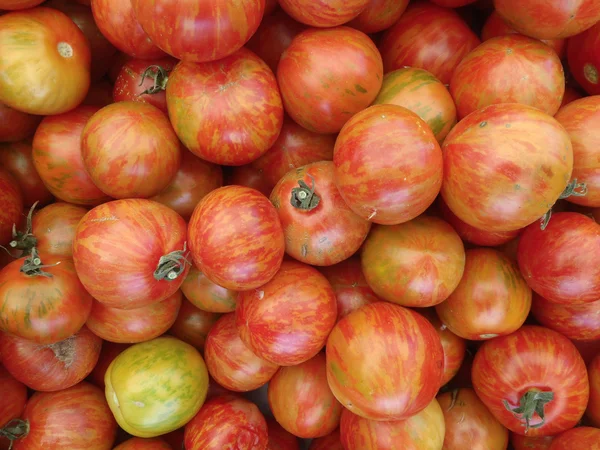 Högen Heirloom Tomater Displayen Farmers Market — Stockfoto