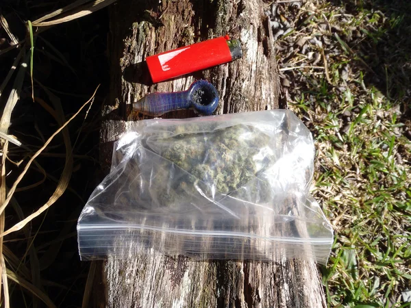 마리화나, 사용된 파이프와 라이터 소박한 나무에 앉아의 가방 — 스톡 사진