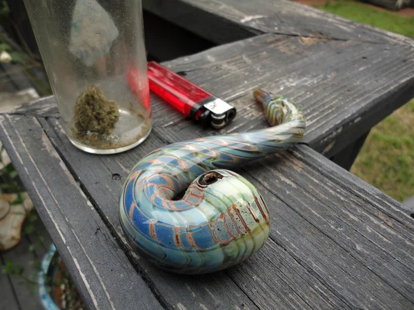 Glas Mit Medizinischem Marihuana Mit Einer Kleinen Menge Übrig Pfeife — Stockfoto