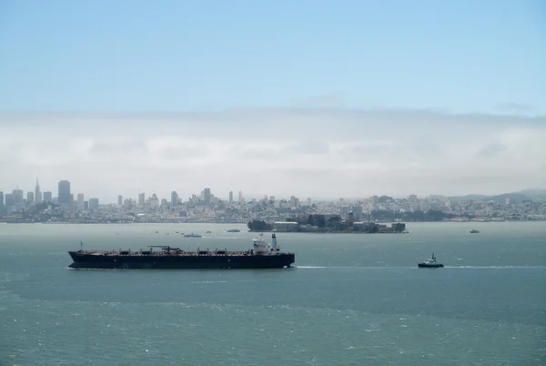 Olietanker Zeilen Baai Van San Francisco Met Sleepboot Achter Alcatraz — Stockfoto