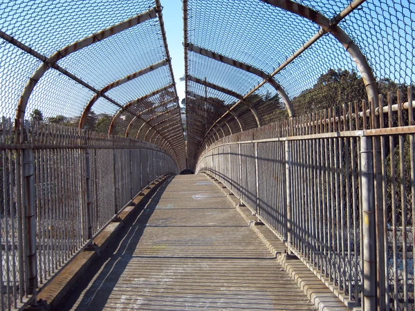 旧金山一处被覆盖的金属围栏人行天桥的内部景观 — 图库照片