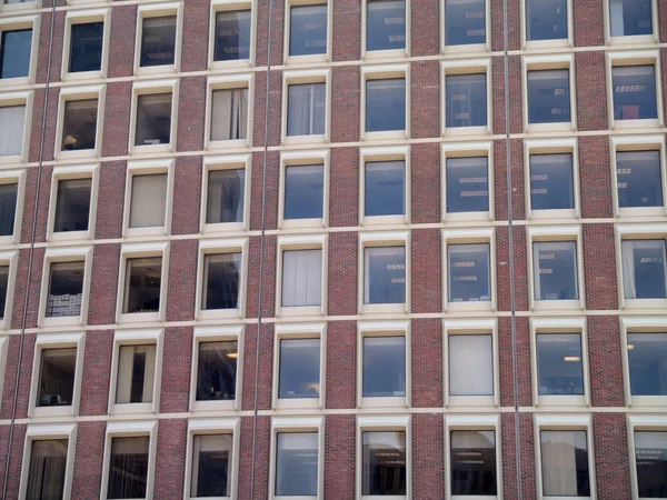 Muster Der Fenster Auf Der Seite Des Gebäudes Aus Rotem — Stockfoto