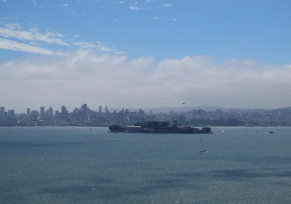 Ostrov Alcatraz San Francisco Lodě Vrtulníky Pohybující Kolem Uprostřed San — Stock fotografie