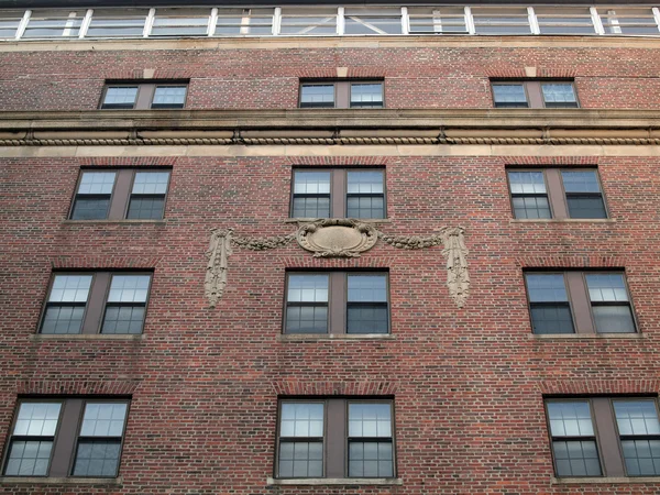 Lado Del Edificio Ladrillo Rojo Con Emblema Clásico Con Conjuntos — Foto de Stock