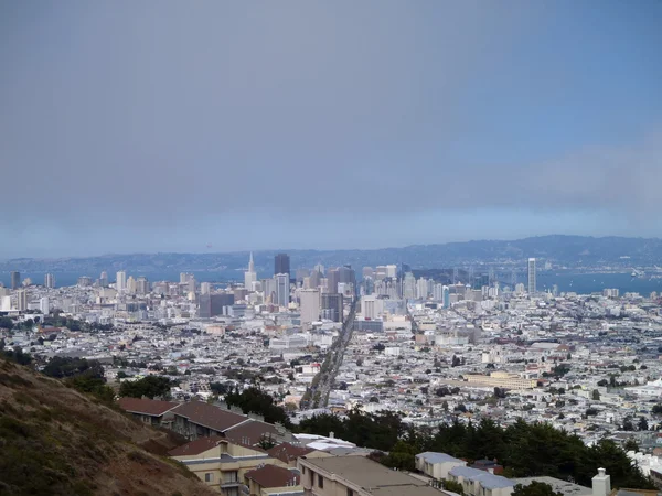 San Francisco Cityscape mirando calle abajo del mercado —  Fotos de Stock