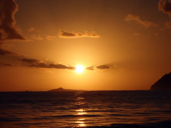 Soluppgångar över Kaohikaipu (svart/Turtle) öar — Stockfoto