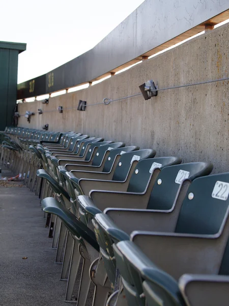 Rangée de sièges dans le pont supérieur du stade — Photo