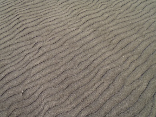 海洋海滩上的波浪形海滩沙 — 图库照片