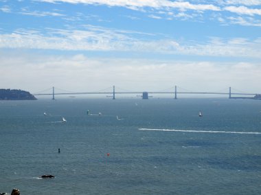 Tekne yelken San Francisco Körfezi Köprüsü Kulesi ile Bay