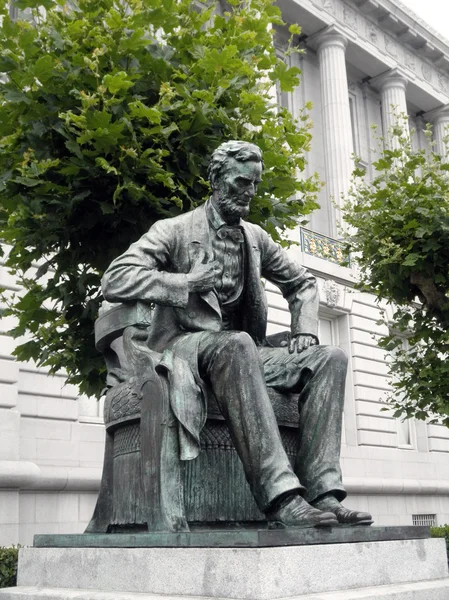 Ângulo lateral da Estátua de Abe Lincoln sentado na frente do Cit — Fotografia de Stock