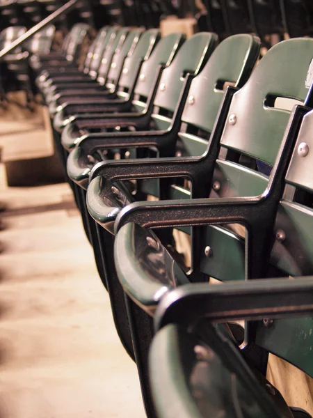 Fila de assentos verdes — Fotografia de Stock
