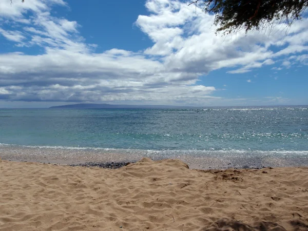 Gentile onda sulla spiaggia di Maui con Molokai visibile in lontananza — Foto Stock