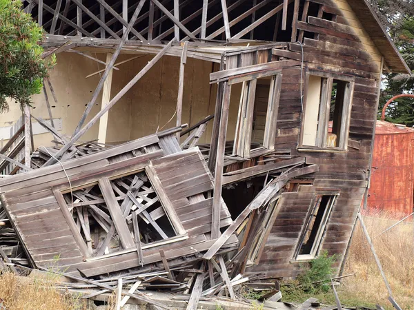 Kuru bir orman evi falling apart — Stok fotoğraf