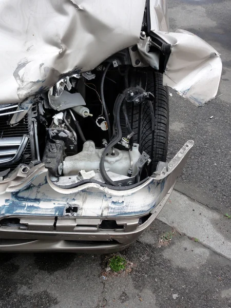 Park etmiş bir araba kazası ön far tarafından sökük ve ezilmiş — Stok fotoğraf