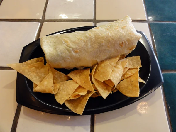 Burrito és chipek egy műanyag lemez — Stock Fotó