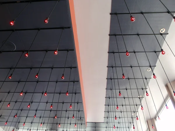 Röda lampor hängande från taket — Stockfoto
