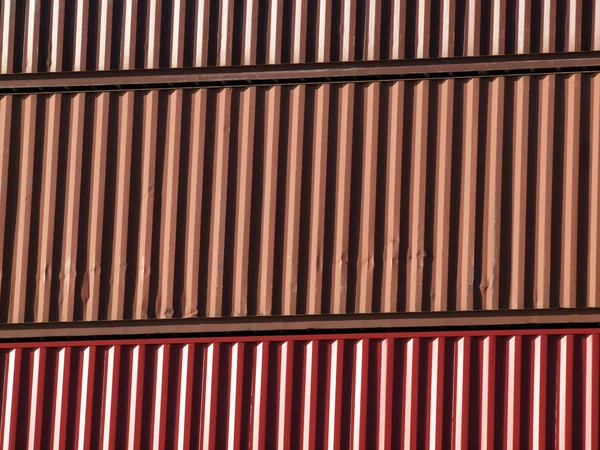Close-up de contentores de transporte empilhados uns em cima dos outros — Fotografia de Stock