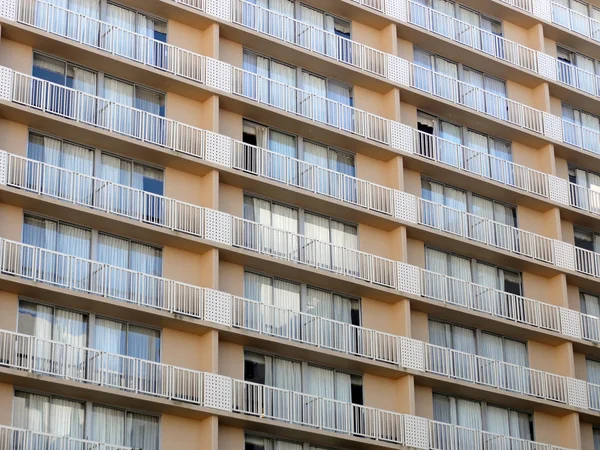 Apartamentos com padrão de varandas com porta de janela de vidro deslizante — Fotografia de Stock