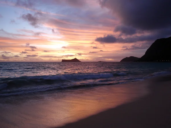 Obloze těsně před východem slunce na pláži Waimanalo — Stock fotografie