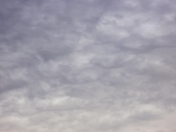 Dunkle Wolken schweben über der Stadt — Stockfoto