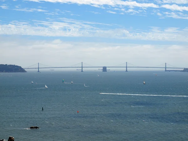 Pływają łodzie w zatoce z San Francisco Bay Bridge Tower w — Zdjęcie stockowe