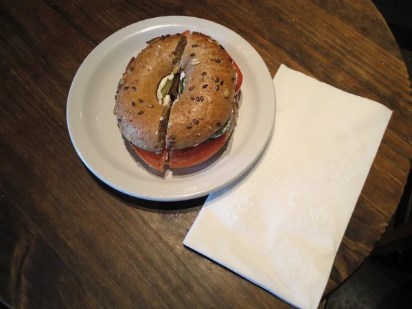 Sandwich bagel tomate et concombre — Photo