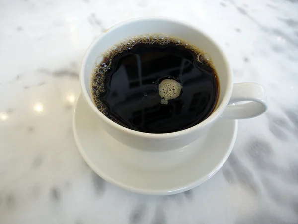 Cafe filiżanka kawy na płytkę z Windowsem powyżej odzwierciedlające w — Zdjęcie stockowe