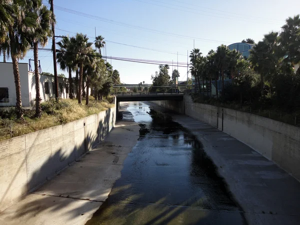Small river flows down waterway in LA — Stock Photo, Image