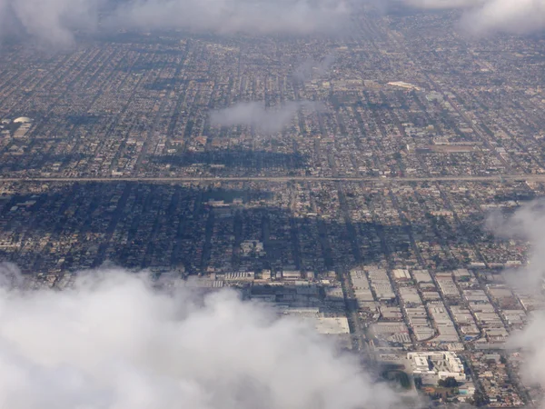 Looking down at LA suburban landscape above the clouds — Stock Photo, Image