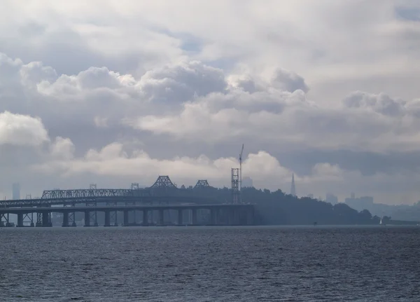 Νέα Bay Bridge tower παίρνει σχήμα σαν Φρανσίσκο Cityscape σε το — Φωτογραφία Αρχείου