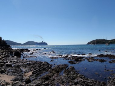 Bay shore ve cruiseship içinde oynayan kuş zihuatanejo