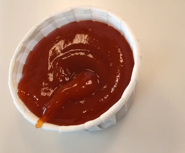 Κόκκινη σάλτσα ντομάτας κέτσαπ σε ένα μικρό χαρτί Κύπελλο — Φωτογραφία Αρχείου