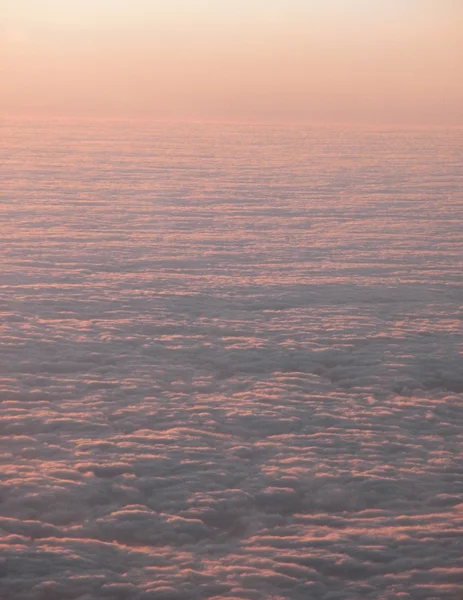 日没のキャストの距離にストレッチ トップ雲の上 — ストック写真