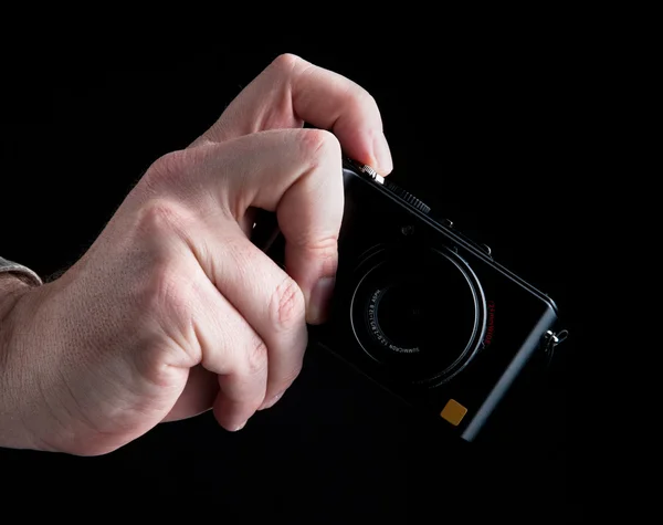 暗い背景に黒のデジタル カメラ — ストック写真