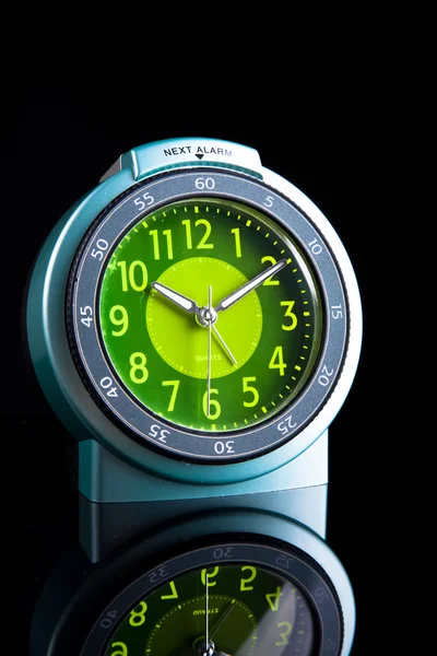 Verde Reloj Despertador Azul Sobre Fondo Oscuro —  Fotos de Stock