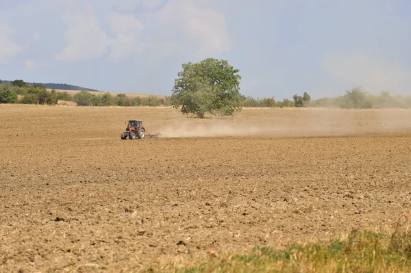 Tractor en un campo — Foto de Stock