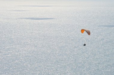 deniz üzerinde yamaç paraşütü