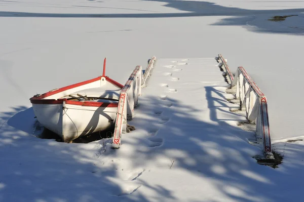 Мост Лодке Зимой — стоковое фото