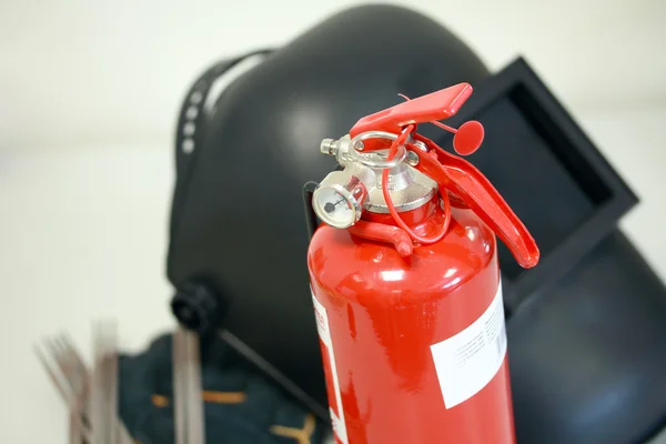 Equipamento de soldadura & extintor de incêndio — Fotografia de Stock