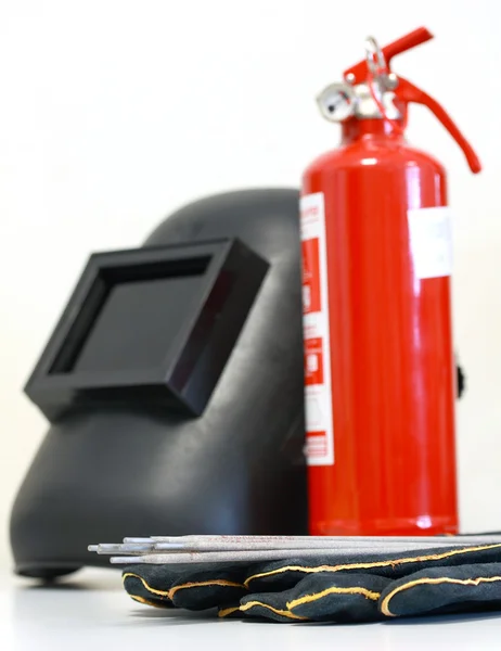 Sveiseutstyr og brannslokkingsapparat – stockfoto