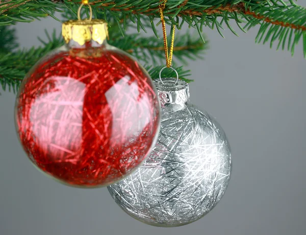 Dwa Świąteczne Dekoracje Pęcherzyki Kilka Drzew Sosny — Zdjęcie stockowe