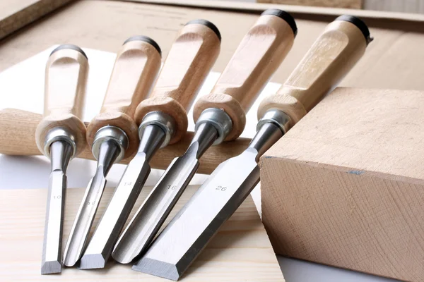 Hammer, set of chisels and deal board — Stock Photo, Image