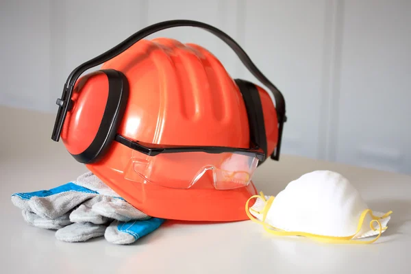 Orangefarbene Mütze Kopfhörer Handschuhe Mundschutz Und Brille — Stockfoto