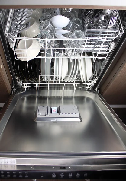 完全な食器洗い機 食器洗い機用洗剤のタブレットに焦点を当てる — ストック写真