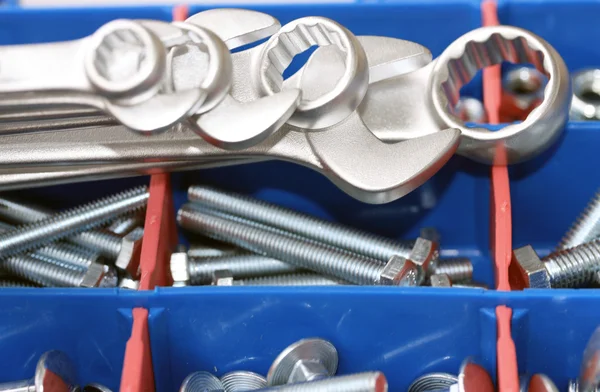 Ein Satz Schraubenschlüssel Vor Dem Werkzeugkasten Aus Schrauben Und Muttern — Stockfoto