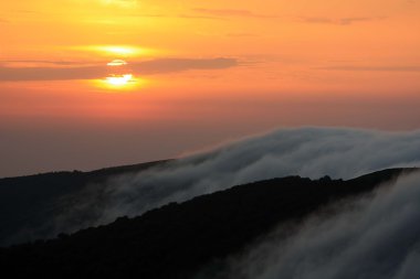 görkemli dağ sunrise sis göl şelale