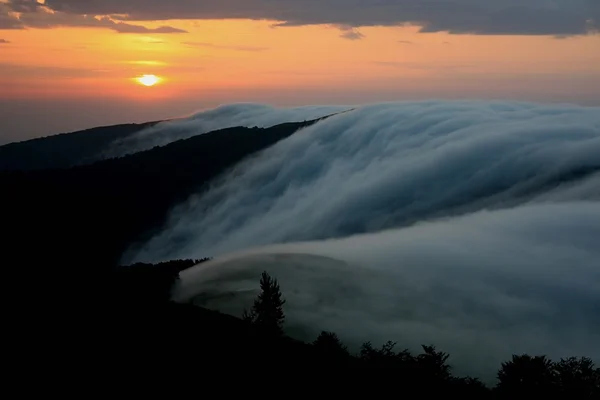 霧の湖の滝の雄大な山の日の出 ロイヤリティフリーのストック写真
